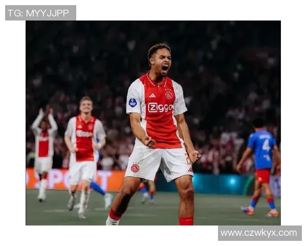 前进之鹰与阿贾克斯青年队激战正酣争夺胜利的关键时刻